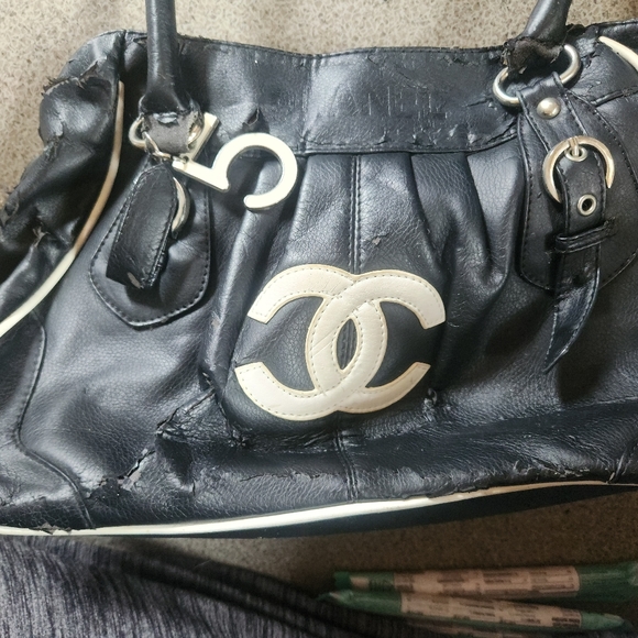 Used authentic CHANEL purse **VINTAGE** - Picture 2 of 5